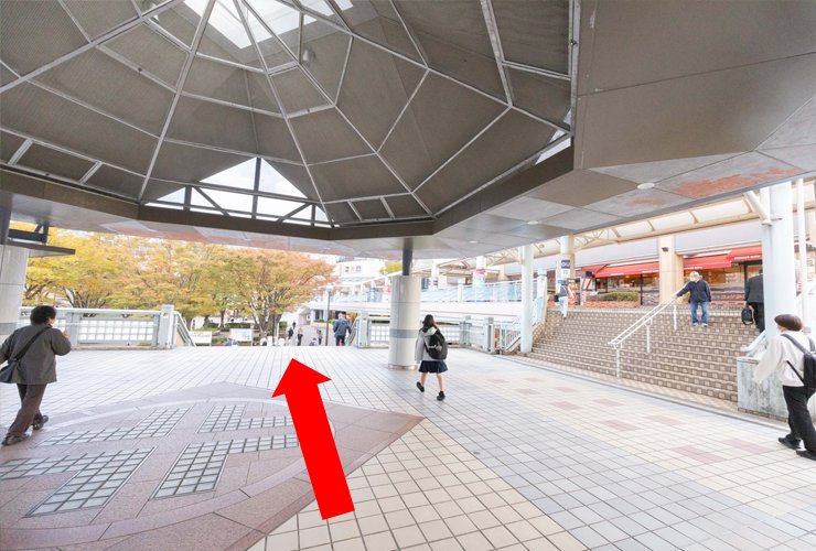 2. 南口を出て正面に進みます