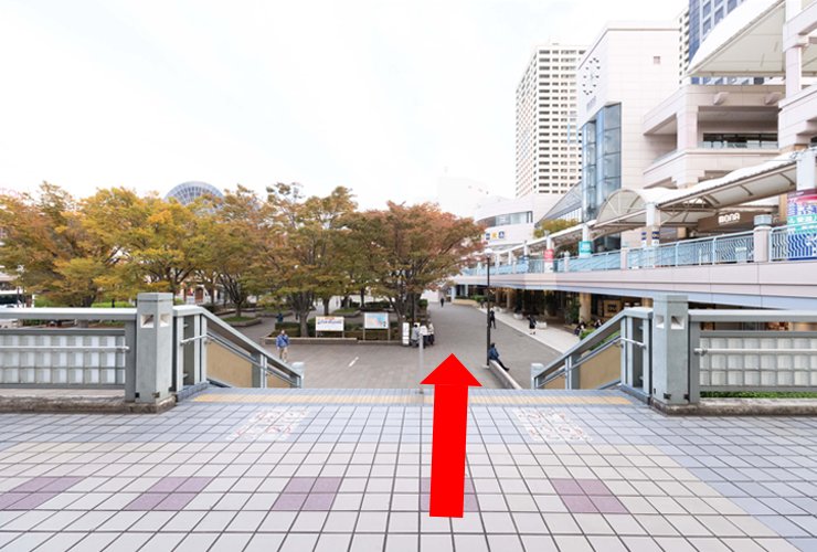 3. 正面の階段を下ります