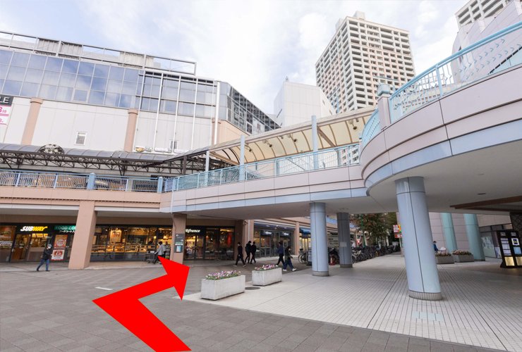 5. 右の通路を入り、駐輪場を右手に真っ直ぐ進みます