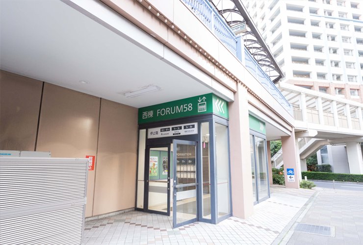 6. 緑色の看板の出入り口より入館します